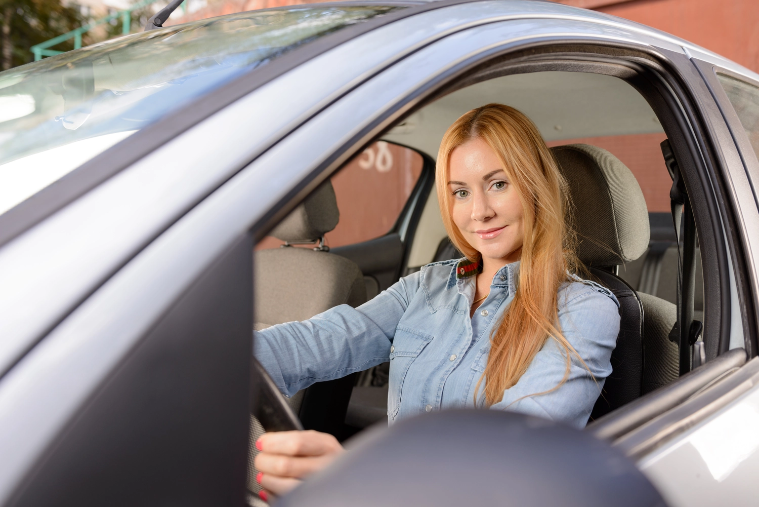 Amann - Fahrschule – Frauen im Auto
